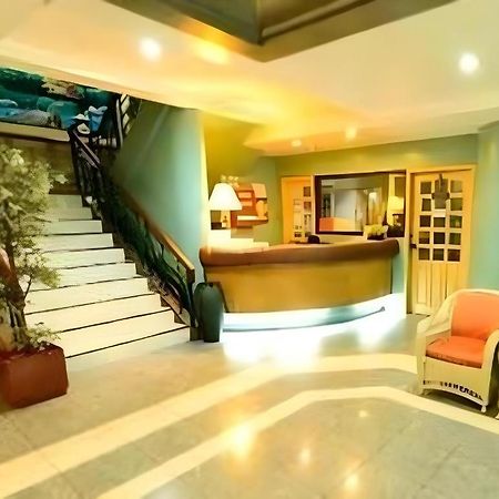 Richmond Plaza Hotel Tabok Kültér fotó