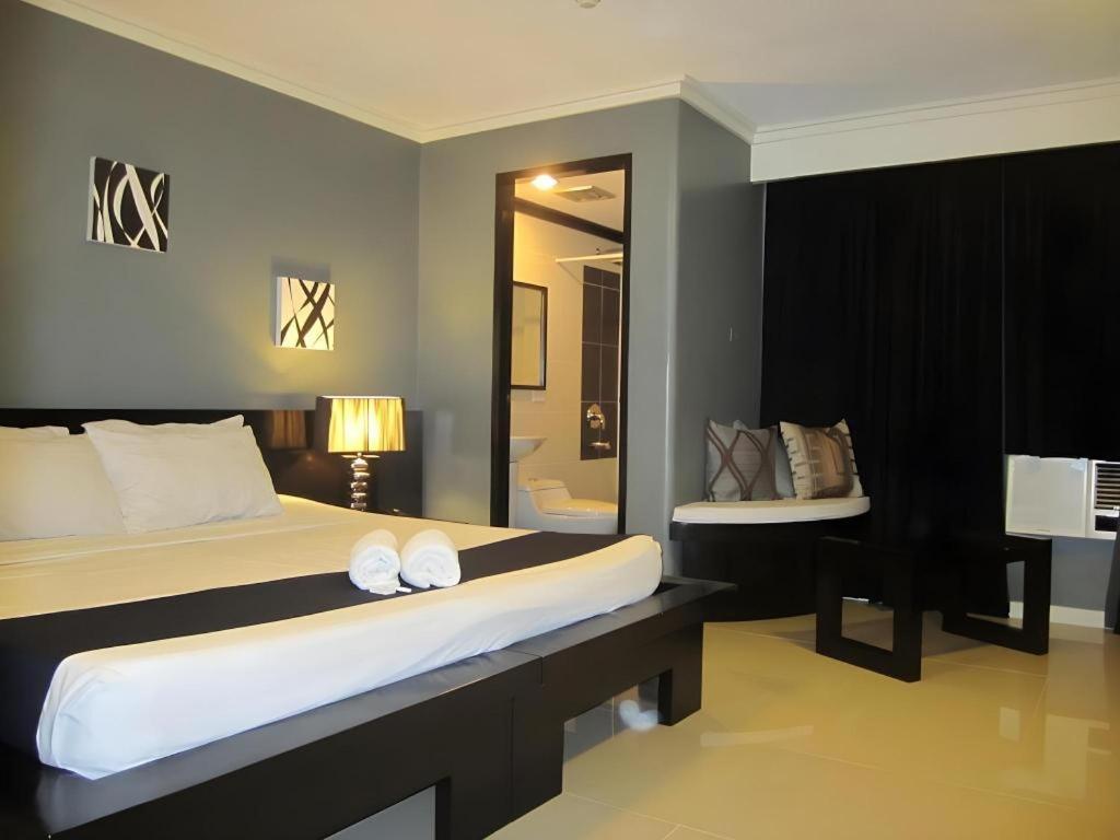 Richmond Plaza Hotel Tabok Kültér fotó