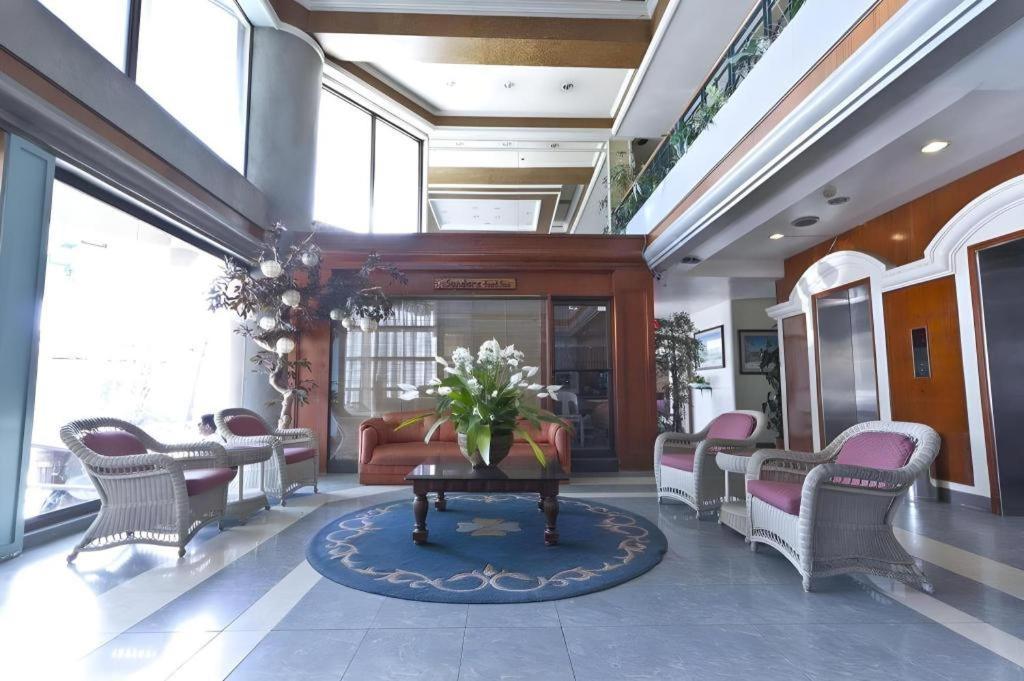 Richmond Plaza Hotel Tabok Kültér fotó