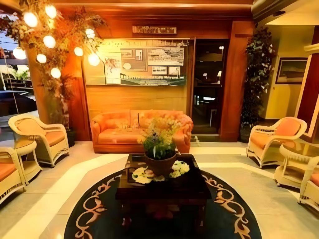 Richmond Plaza Hotel Tabok Kültér fotó