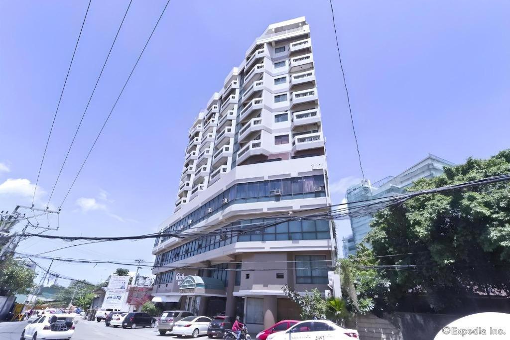 Richmond Plaza Hotel Tabok Kültér fotó