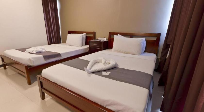 Richmond Plaza Hotel Tabok Kültér fotó