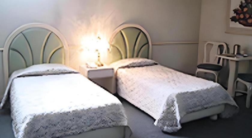 Richmond Plaza Hotel Tabok Kültér fotó