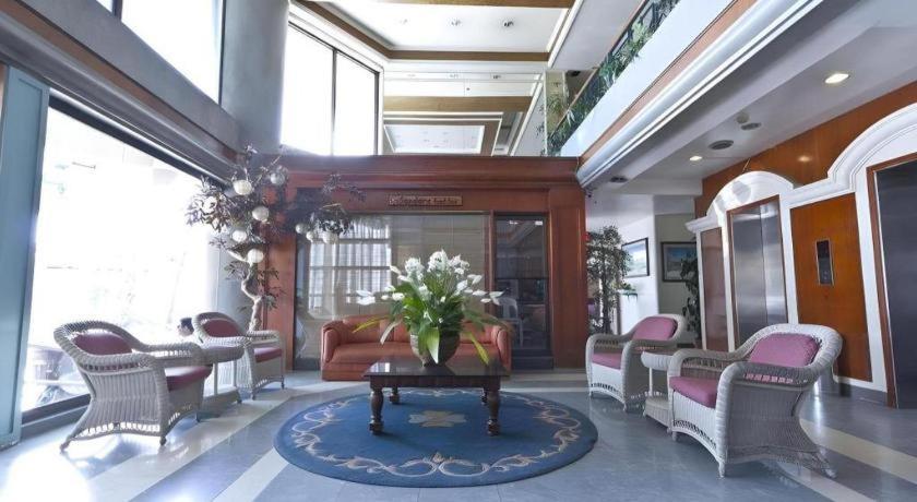 Richmond Plaza Hotel Tabok Kültér fotó